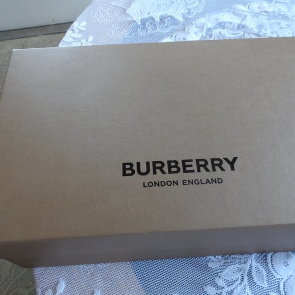 New Burberry Light Green Patent Leather Heeled Pumps Size 36.5 M - Picture 15 of 15